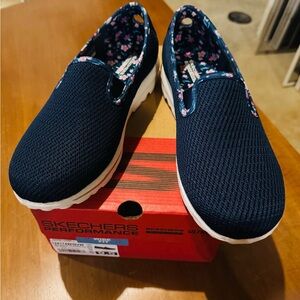 Skecher wide fit tennis shoe NEW IN BOX